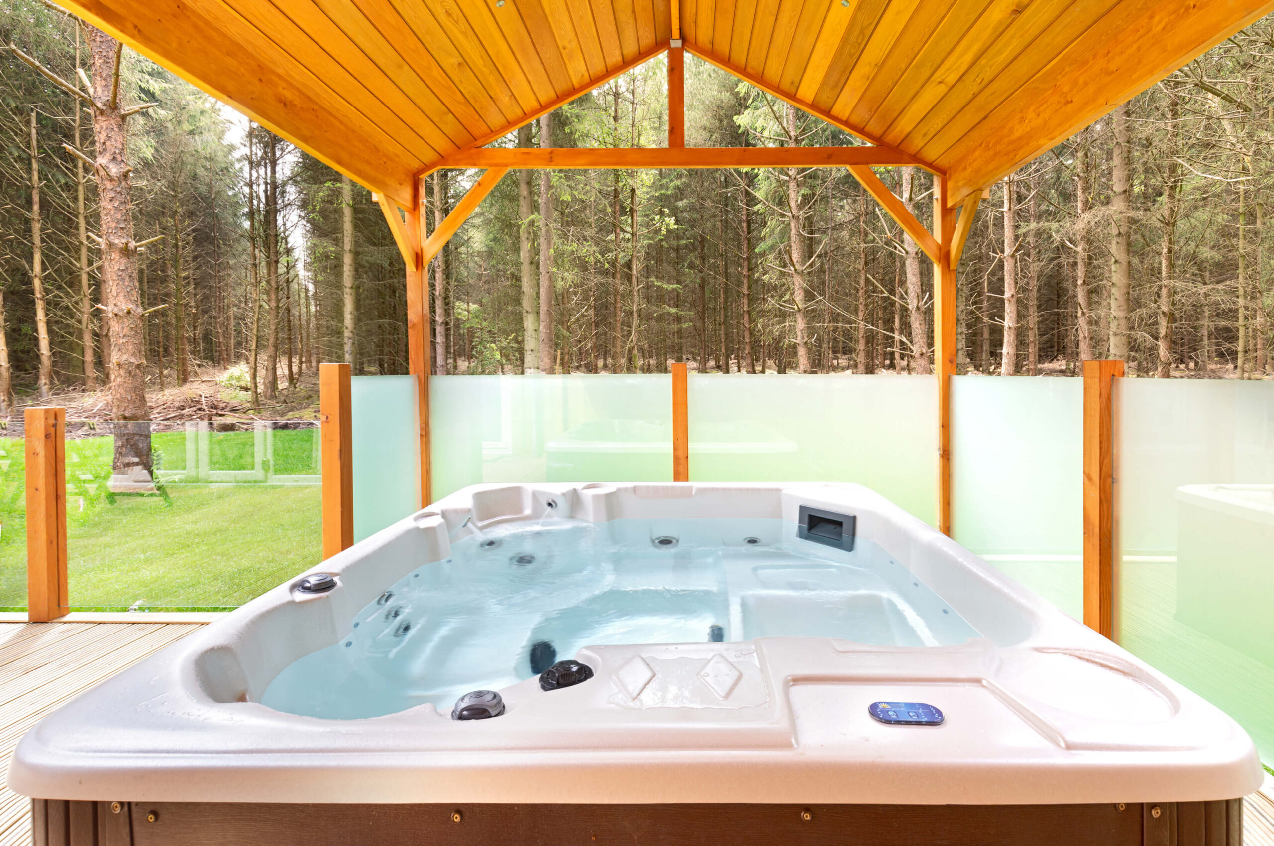 An outdoor jacuzzi on the deck of a Pinelog lodge