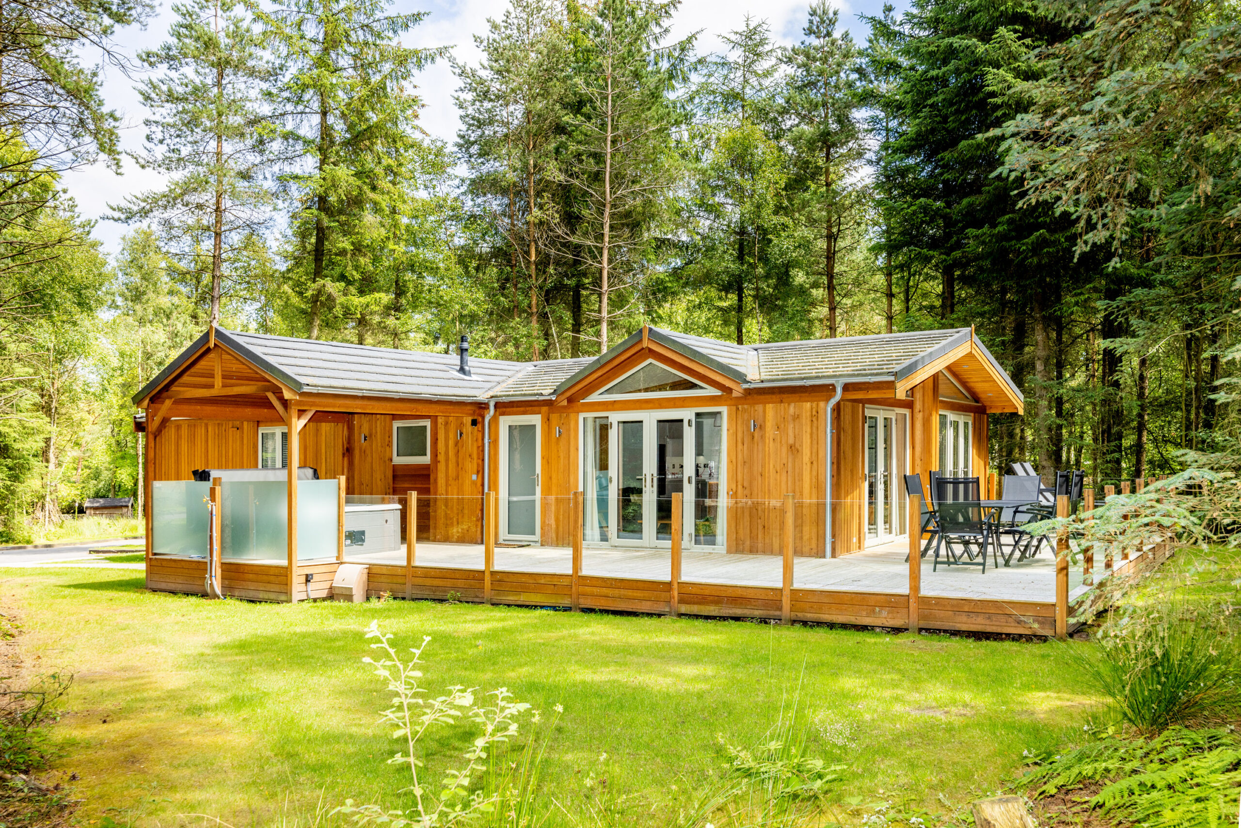 Darwin Forest Luxury Lodges Holiday Park—beautiful example of lodge and decking complete with hot-tub