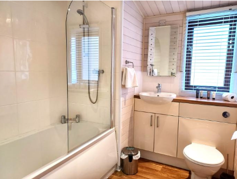 Pinelog Skyline Lodge bathroom
