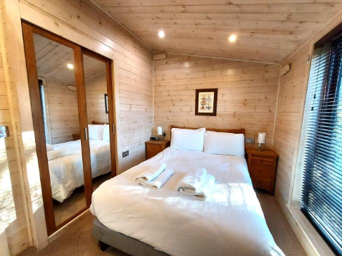 Pinelog Skyline Lodge double bedroom