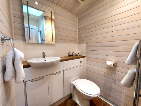 Pinelog Skyline Lodge ensuite