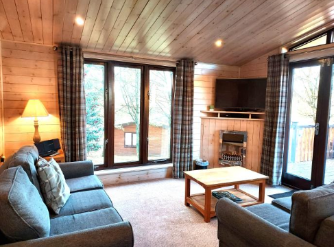 Pinelog Peveril Lodge living room